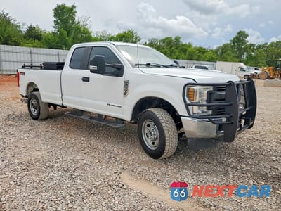 Czwarte zdjęcie samochodu z boku: 2018 FORD F350 SUPER DUTY VIN:1FT8X3BT5JEC12484 - miniatura