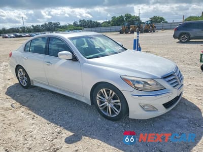 Czwarte zdjęcie samochodu z boku: 2013 HYUNDAI GENESIS 3.8L VIN:KMHGC4DD3DU229342 - miniatura
