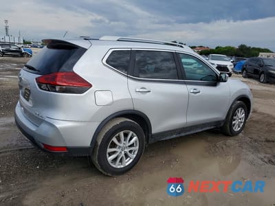 Trzecie zdjęcie samochodu z tyłu: 2018 NISSAN ROGUE SV VIN:5N1AT2MV0JC711318 - miniatura