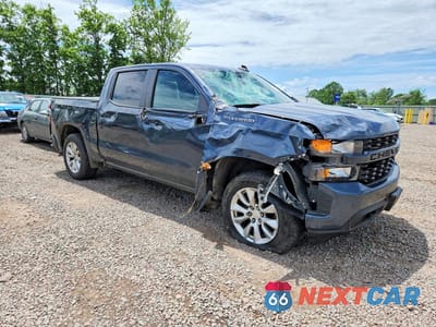 Czwarte zdjęcie samochodu z boku: 2021 CHEVROLET SILVERADO K1500 CUSTOM VIN:1GCPYBEK5MZ324849 - miniatura