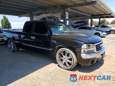 Czwarte zdjęcie samochodu z boku: 2005 GMC NEW SIERRA C1500 VIN:2GTEC19T451316156 - miniatura