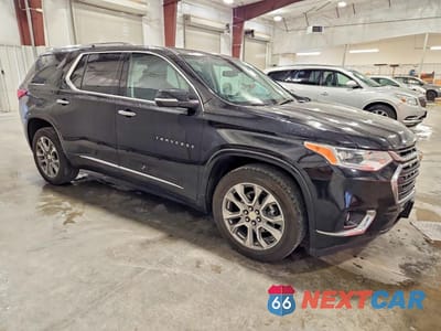 Czwarte zdjęcie samochodu z boku: 2021 CHEVROLET TRAVERSE PREMIER VIN:1GNEVKKW7MJ177656 - miniatura