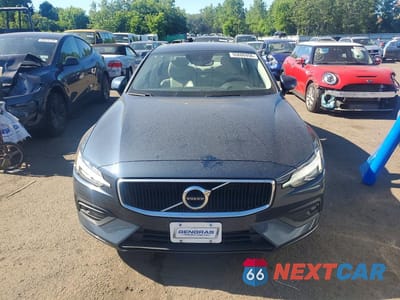 Piąte zdjęcie samochodu w środku: 2021 VOLVO S60 T6 MOMENTUM VIN:7JRA22TKXMG080302 - miniatura