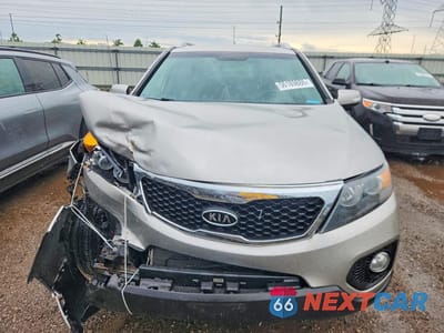 Piąte zdjęcie samochodu w środku: 2013 KIA SORENTO LX VIN:5XYKT4A60DG361481 - miniatura