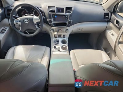 Zdjęcie 8 z 13 samochodu: 2013 TOYOTA HIGHLANDER SE VIN:5TDBK3EH4DS186387 - miniatura