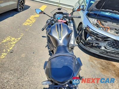 Zdjęcie 6 z 9 samochodu: 2023 KAWASAKI EX650 R VIN:ML5EXER13PDAB1080 - miniatura
