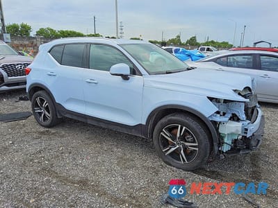 Czwarte zdjęcie samochodu z boku: 2025 VOLVO XC40 CORE VIN:YV4L12UJ0S2450888 - miniatura