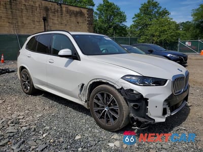 Czwarte zdjęcie samochodu z boku: 2024 BMW X5 XDRIVE50E VIN:5UX43EU05R9U15631 - miniatura