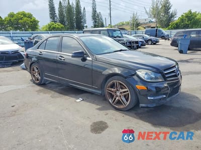 Czwarte zdjęcie samochodu z boku: 2014 MERCEDES-BENZ C 250 VIN:WDDGF4HB7EG232206 - miniatura