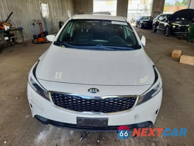 Piąte zdjęcie samochodu w środku: 2017 KIA FORTE LX VIN:3KPFK4A78HE158659 - miniatura