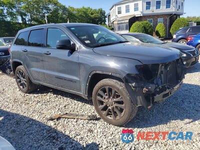Czwarte zdjęcie samochodu z boku: 2018 JEEP GRAND CHEROKEE LAREDO VIN:1C4RJFAG0JC421090 - miniatura