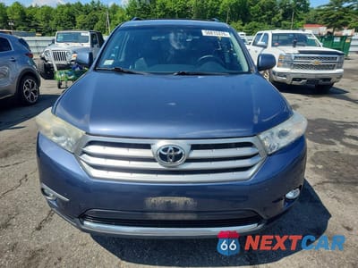 Piąte zdjęcie samochodu w środku: 2013 TOYOTA HIGHLANDER SE VIN:5TDBK3EH3DS235465 - miniatura