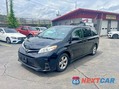 2018 TOYOTA SIENNA LE 5TDKZ3DC7JS903233 - główne zdjęcie licytacji z USA - miniatura