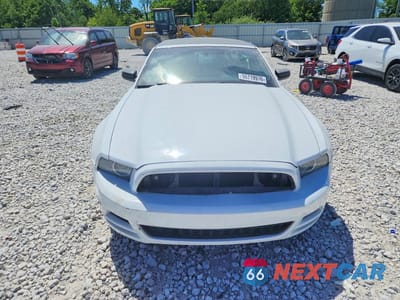 Piąte zdjęcie samochodu w środku: 2014 FORD MUSTANG VIN:1ZVBP8EM2E5208418 - miniatura