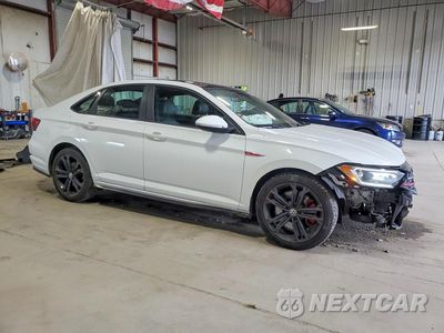 Czwarte zdjęcie samochodu z boku: 2019 VOLKSWAGEN JETTA GLI VIN:3VW6T7BU1KM196294 - miniatura