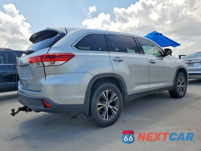 Trzecie zdjęcie samochodu z tyłu: 2019 TOYOTA HIGHLANDER LE VIN:5TDZZRFH2KS369604 - miniatura