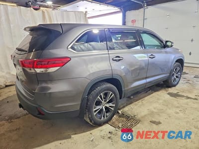 Trzecie zdjęcie samochodu z tyłu: 2019 TOYOTA HIGHLANDER LE VIN:5TDBZRFH6KS704994 - miniatura