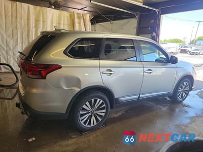 Trzecie zdjęcie samochodu z tyłu: 2019 MITSUBISHI OUTLANDER SE VIN:JA4AZ3A30KZ055576 - miniatura
