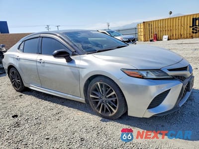 Czwarte zdjęcie samochodu z boku: 2018 TOYOTA CAMRY XSE VIN:4T1B61HK9JU121263 - miniatura