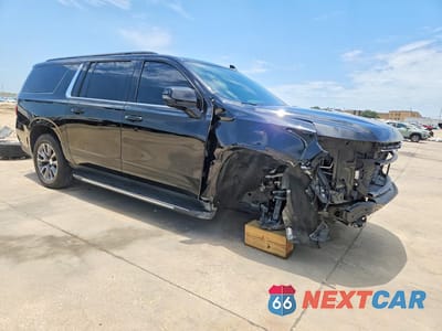Czwarte zdjęcie samochodu z boku: 2022 CHEVROLET SUBURBAN C1500 LT VIN:1GNSCCKD8NR279242 - miniatura