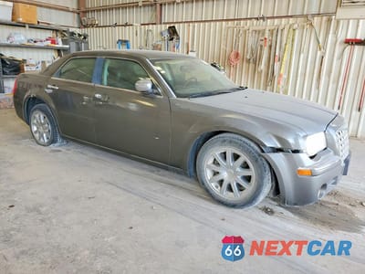 Czwarte zdjęcie samochodu z boku: 2008 CHRYSLER 300C VIN:2C3KA63H38H139643 - miniatura
