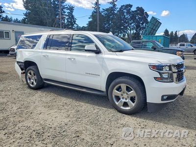 Czwarte zdjęcie samochodu z boku: 2017 CHEVROLET SUBURBAN K1500 LT VIN:1GNSKHKCXHR141018 - miniatura