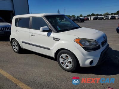 Czwarte zdjęcie samochodu z boku: 2013 KIA SOUL BASE VIN:KNDJT2A55D7585365 - miniatura