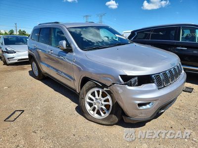 Czwarte zdjęcie samochodu z boku: 2020 JEEP GRAND CHEROKEE LAREDO VIN:1C4RJFAG0LC121746 - miniatura