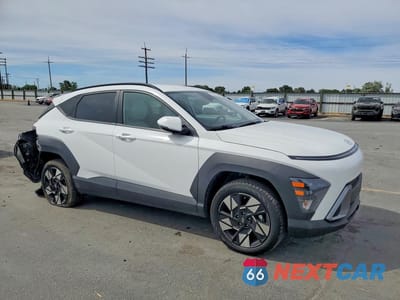 Czwarte zdjęcie samochodu z boku: 2024 HYUNDAI KONA SEL VIN:KM8HBCAB6RU181864 - miniatura