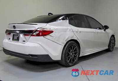 Trzecie zdjęcie samochodu z tyłu: 2025 TOYOTA CAMRY XSE VIN:4T1DBADK9SU006898 - miniatura