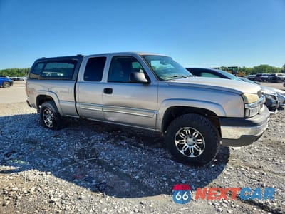 Czwarte zdjęcie samochodu z boku: 2004 CHEVROLET SILVERADO K1500 VIN:2GCEK19V341250542 - miniatura