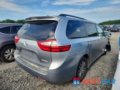 Trzecie zdjęcie samochodu z tyłu: 2018 TOYOTA SIENNA XLE 8-PASSENGER VIN:5TDYZ3DC7JS938249 - miniatura