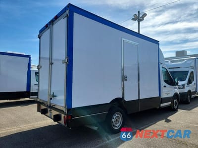 Trzecie zdjęcie samochodu z tyłu: 2023 FORD TRANSIT DELIVERY TRUCK VIN:1FDBW5ZG7PKA11057 - miniatura