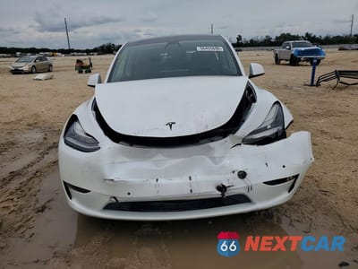 Piąte zdjęcie samochodu w środku: 2021 TESLA MODEL Y VIN:5YJYGDED8MF110626 - miniatura