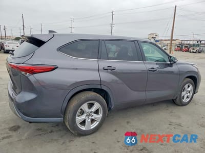 Trzecie zdjęcie samochodu z tyłu: 2022 TOYOTA HIGHLANDER LE VIN:5TDZZRAH6NS554511 - miniatura