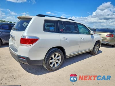 Trzecie zdjęcie samochodu z tyłu: 2013 TOYOTA HIGHLANDER SE VIN:5TDZK3EH9DS114695 - miniatura