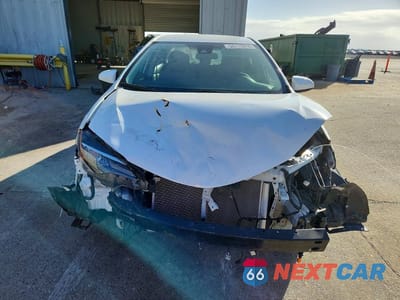 Piąte zdjęcie samochodu w środku: 2018 TOYOTA COROLLA LE VIN:5YFBURHE8JP813207 - miniatura