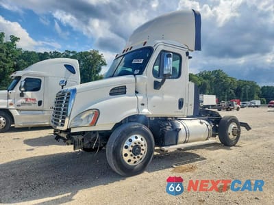 Drugie zdjęcie samochodu z przodu: 2015 FREIGHTLINER CASCADIA SEMI TRUCK VIN:3AKBGBDV6FSGG8488 - miniatura