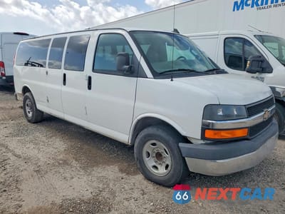 Czwarte zdjęcie samochodu z boku: 2016 CHEVROLET EXPRESS G3500 LT VIN:1GAZGPFG0G1288129 - miniatura