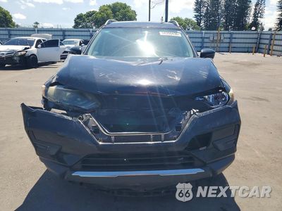 Piąte zdjęcie samochodu w środku: 2017 NISSAN ROGUE SV VIN:5N1AT2MT7HC824384 - miniatura