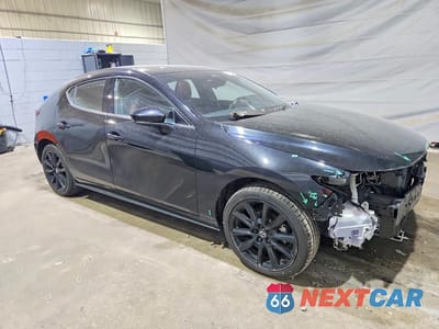Czwarte zdjęcie samochodu z boku: 2024 MAZDA 3 PREMIUM VIN:JM1BPAMM0R1652132 - miniatura