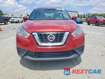 Piąte zdjęcie samochodu w środku: 2018 NISSAN KICKS SV VIN:3N1CP5CU4JL505387 - miniatura