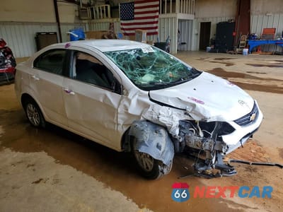 Czwarte zdjęcie samochodu z boku: 2018 CHEVROLET SONIC LT VIN:1G1JD5SH1J4117825 - miniatura