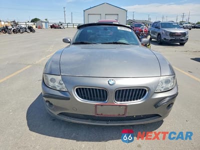 Piąte zdjęcie samochodu w środku: 2004 BMW Z4 2.5 VIN:4USBT33574LS52965 - miniatura