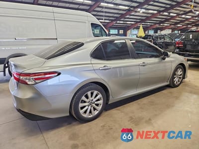 Trzecie zdjęcie samochodu z tyłu: 2018 TOYOTA CAMRY VIN:4T1B11HK2JU538447 - miniatura