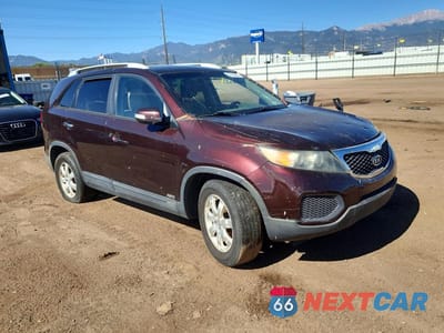 Czwarte zdjęcie samochodu z boku: 2012 KIA SORENTO LX VIN:5XYKTDA26CG250784 - miniatura