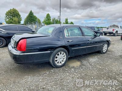 Trzecie zdjęcie samochodu z tyłu: 2010 LINCOLN TOWN CAR SIGNATURE LIMITED VIN:2LNBL8CV2AX613239 - miniatura