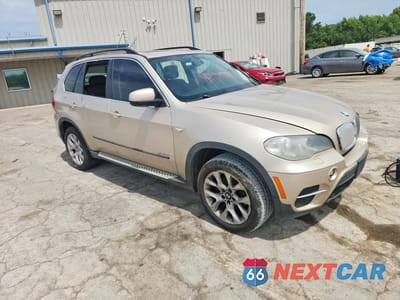 Czwarte zdjęcie samochodu z boku: 2013 BMW X5 XDRIVE35I VIN:5UXZV4C51D0G55444 - miniatura