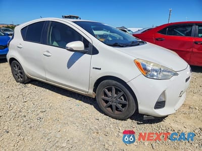 Czwarte zdjęcie samochodu z boku: 2013 TOYOTA PRIUS C ONE VIN:JTDKDTB39D1057349 - miniatura