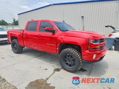 Czwarte zdjęcie samochodu z boku: 2018 CHEVROLET SILVERADO K1500 LT VIN:3GCUKREC7JG273890 - miniatura